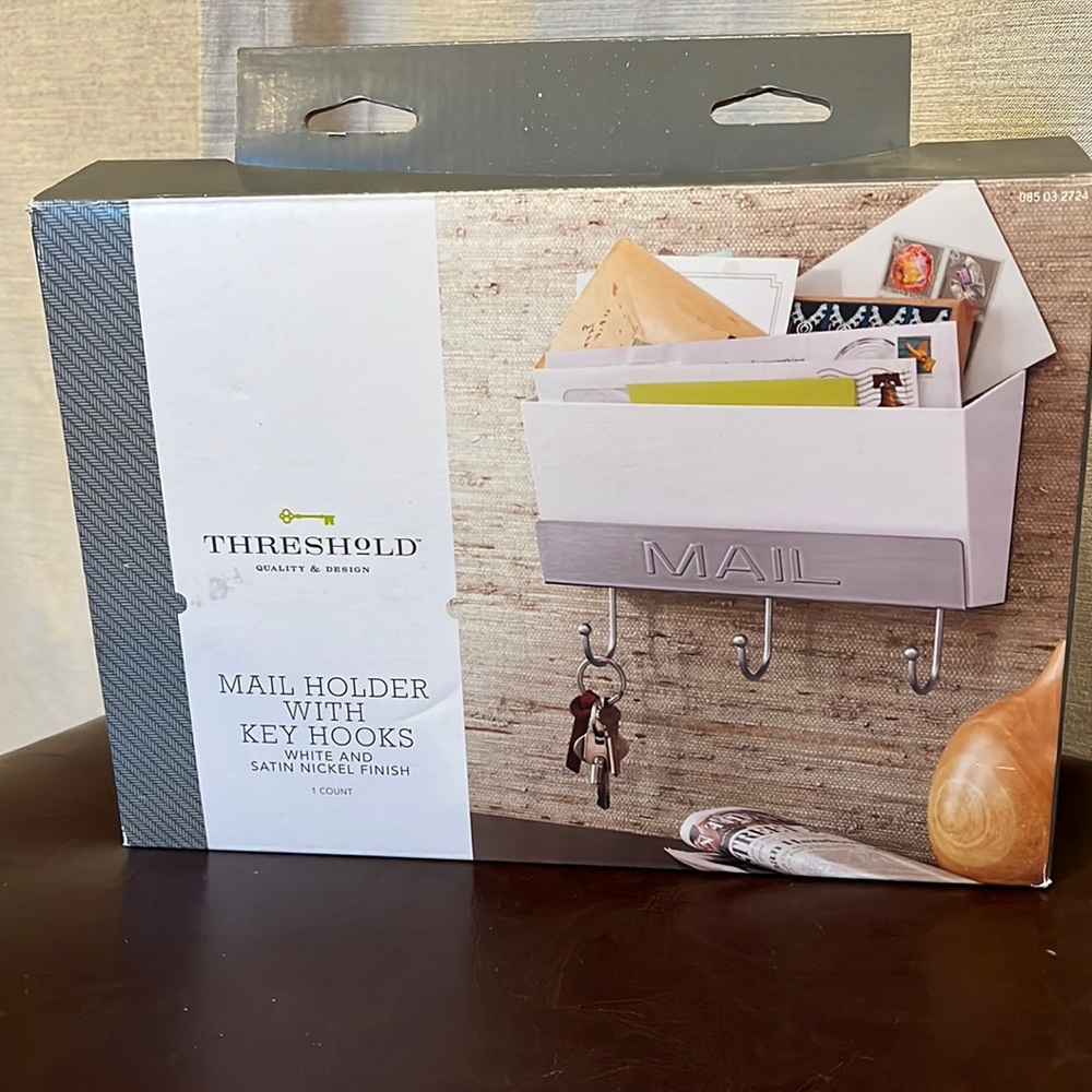 NIB Mail Holder with key hooks